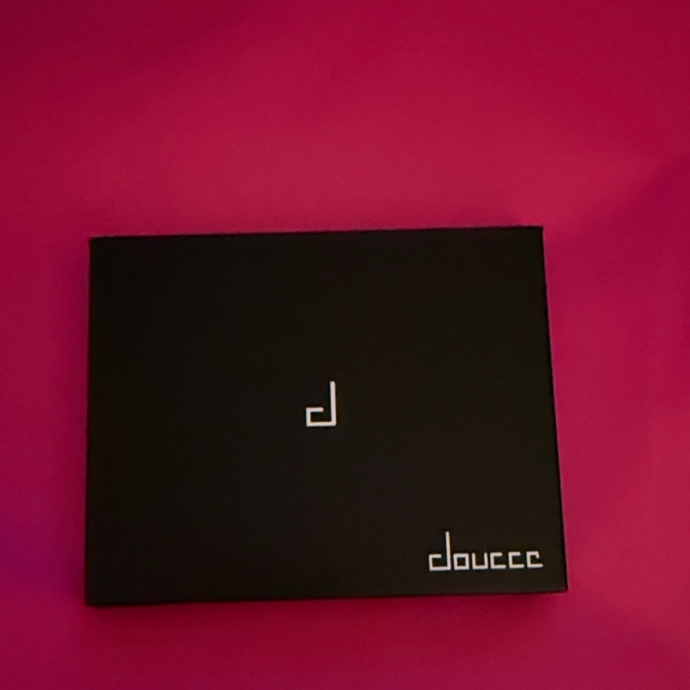 Doucce Elegant Black Cosmetic Case